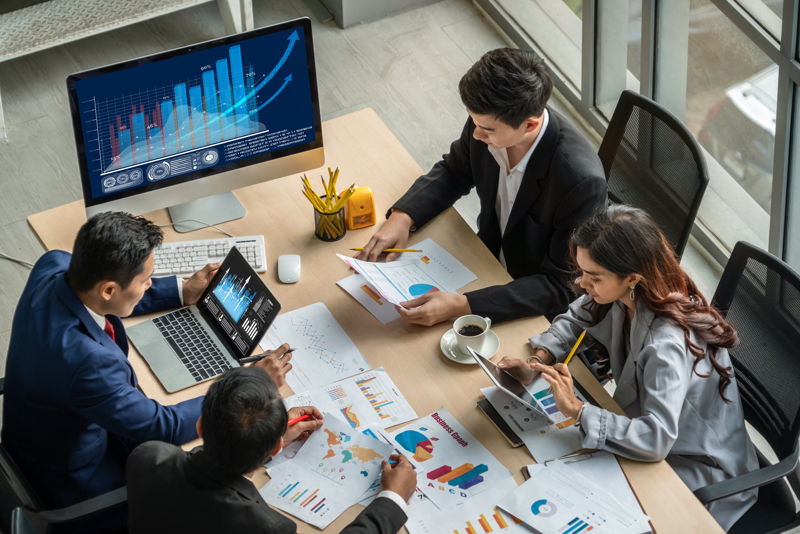 Equipe de parceiros Agilizza analisando gráficos de crescimento