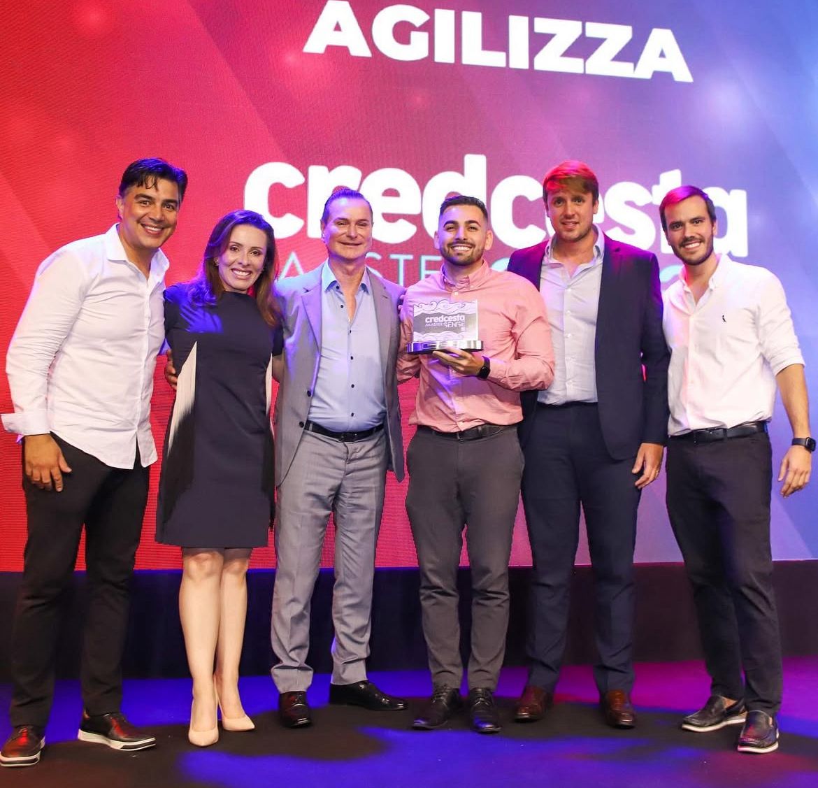 Agilizza recebendo prêmio da Credcesta